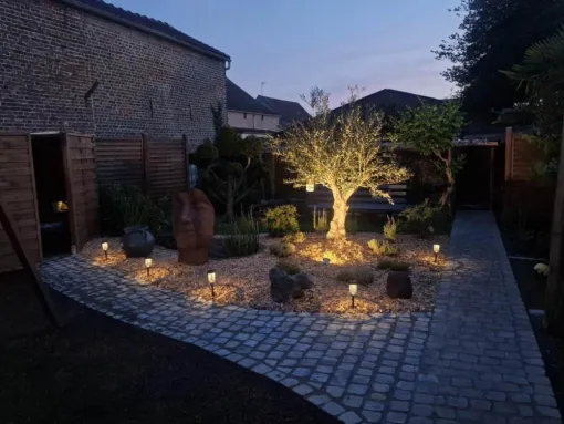 Création d'un jardin avec dalles au sol et plantation d'un olivier à Quarouble, Douai, Les Jardins de Jo
