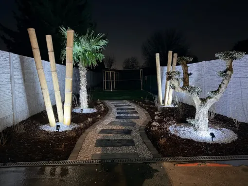 Création paysagère à Roeulx, illuminée de nuit, Douai, Les Jardins de Jo
