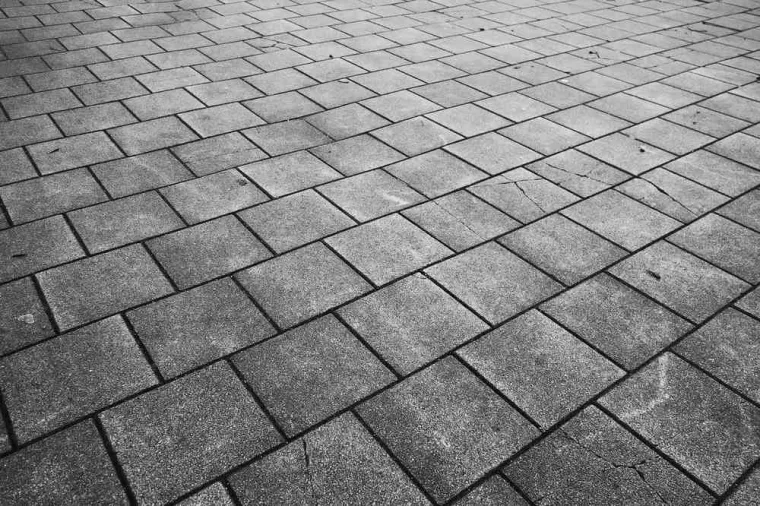 Pose de pavés en diagonale pour une allée, Douai, Les Jardins de Jo