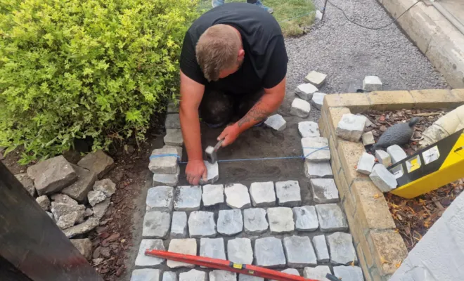 Création paysagère à Quarouble avec pose d'un Olivier et pavage d'allées, Douai, Les Jardins de Jo